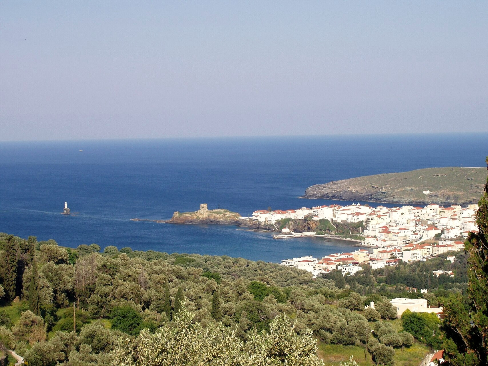 Groene heuvels boven de baai van Chora - Andros - Cycladen, Griekenland