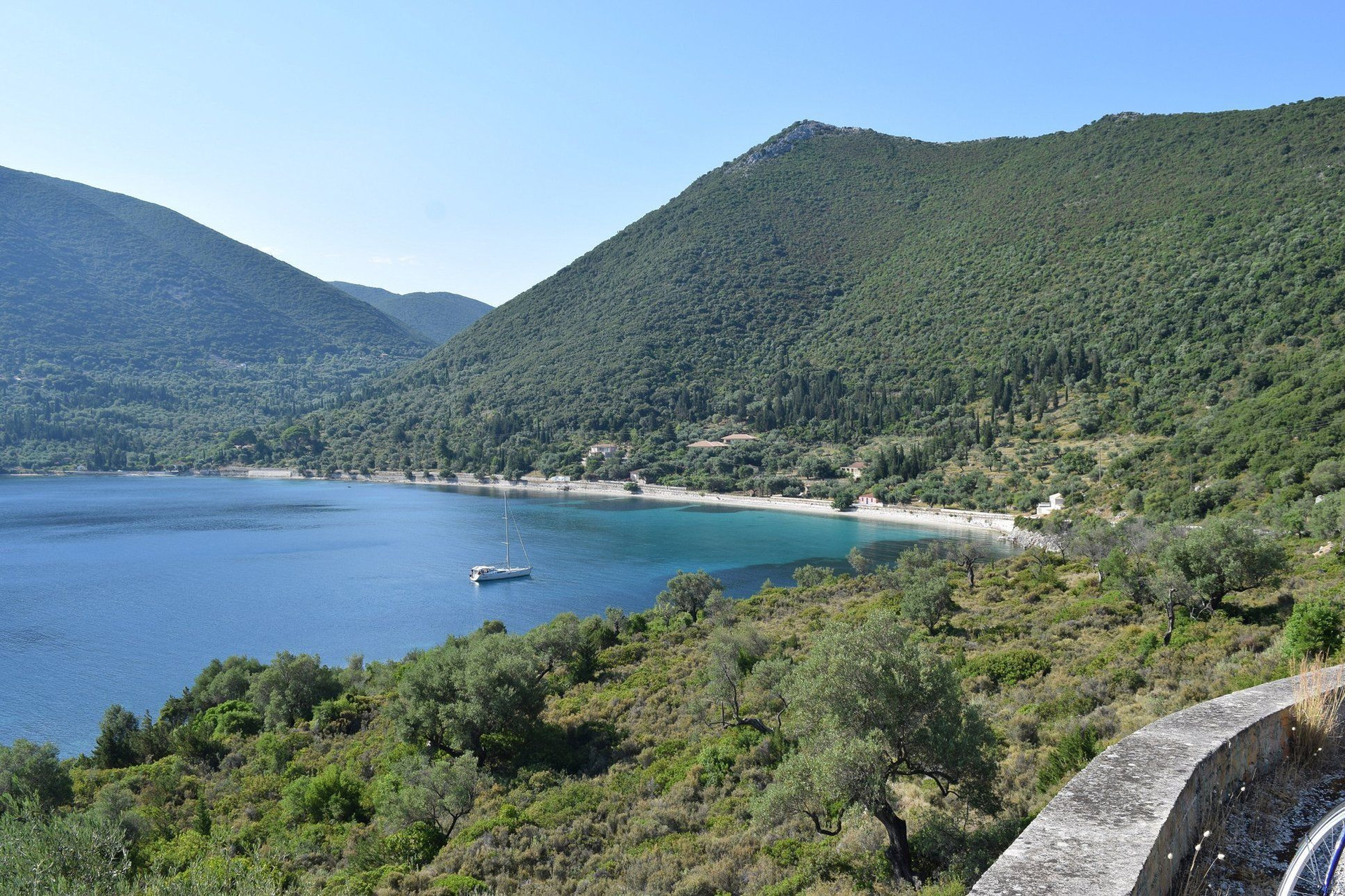 Baie et plage avec bateau au mouillage - Paxos - Îles Ioniennes, Grèce