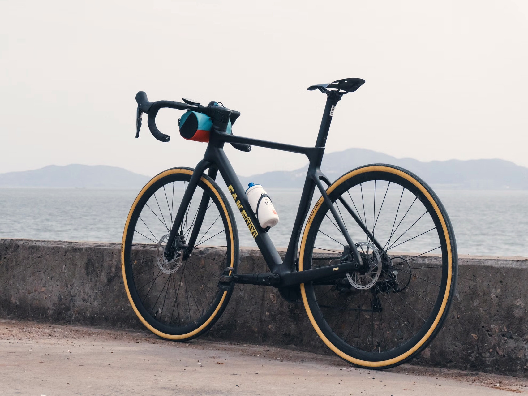 Fiets met uitzicht op de zee en de heuvels - Griekenland