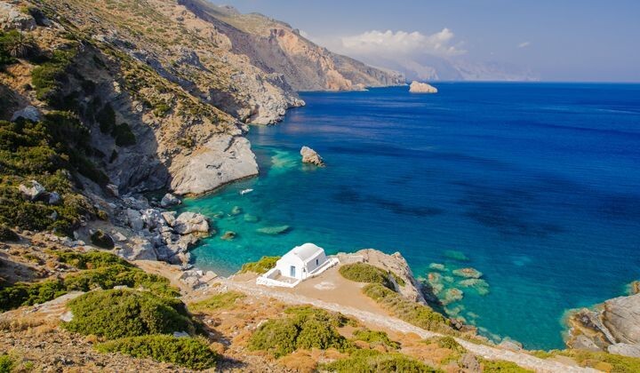 Chapelle Agia Anna au bord d'une crique turquoise - Amorgos - Cyclades - Grèce