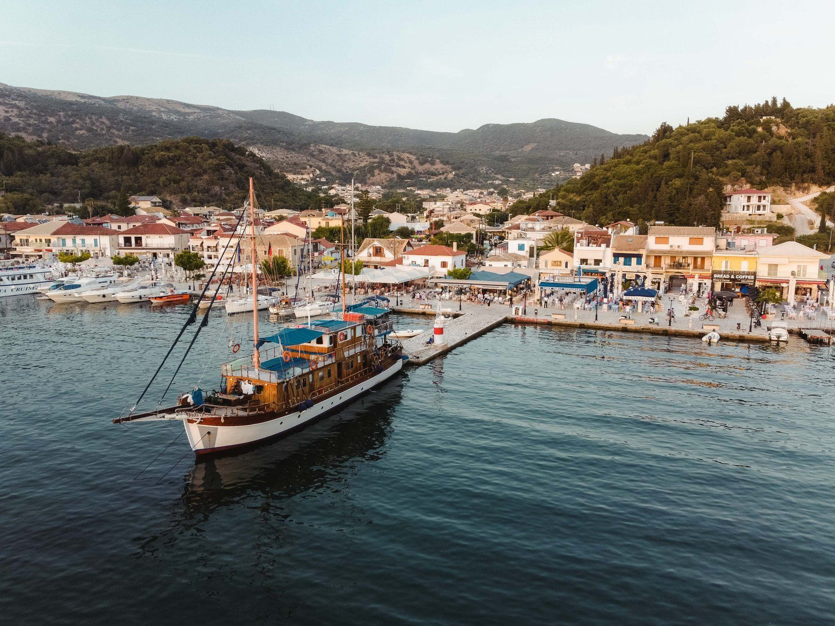 Vieux gréement en bois dans le port du village - Îles Ioniennes - Grèce