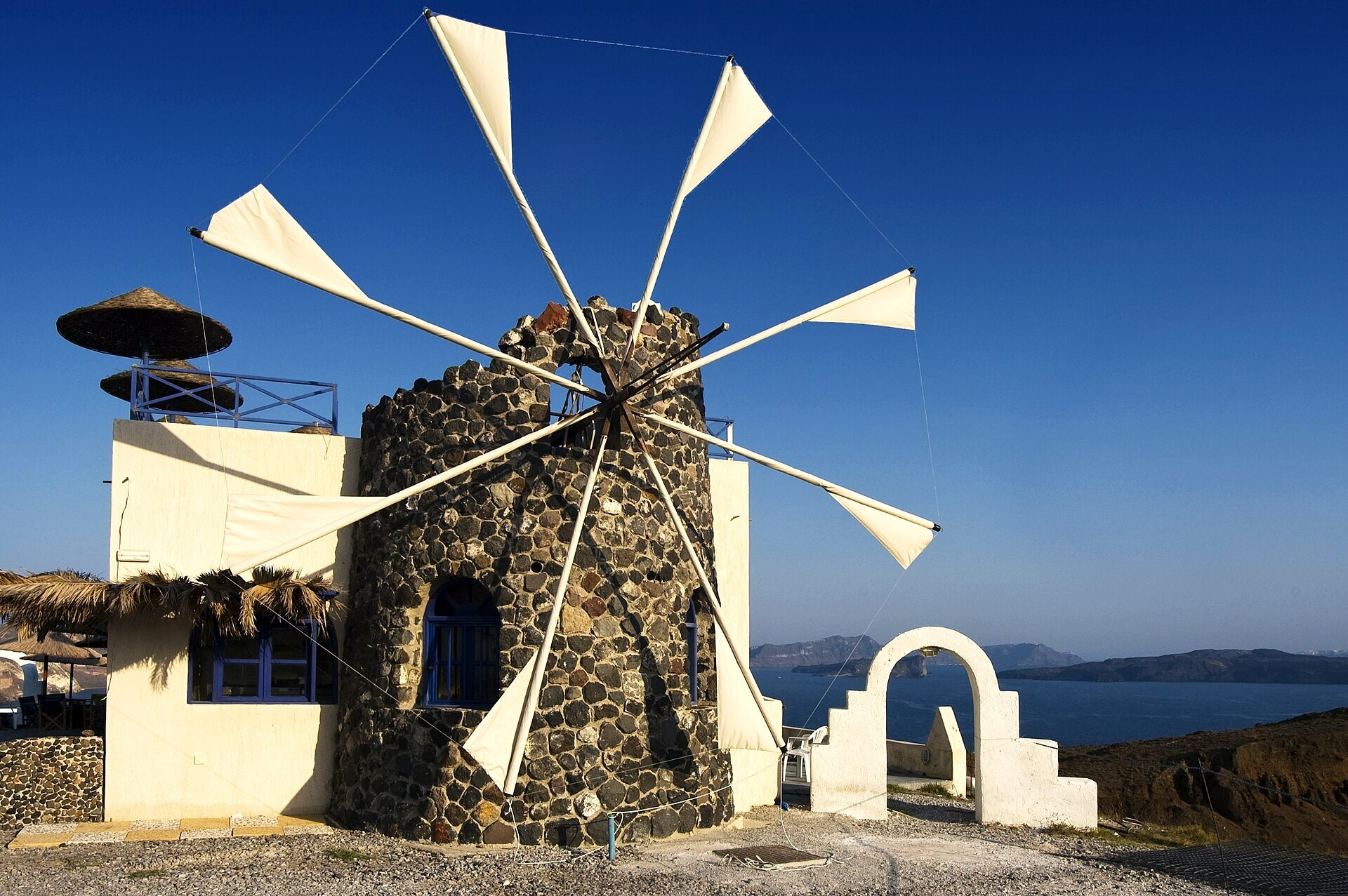 © Wolfgang Staudt, Wikimedia Commons (CC BY 2.0) Traditionele windmolen tegenover de Egeïsche Zee - Cycladen - Griekenland © Wolfgang Staudt / Wikimedia (CC BY 2.0)