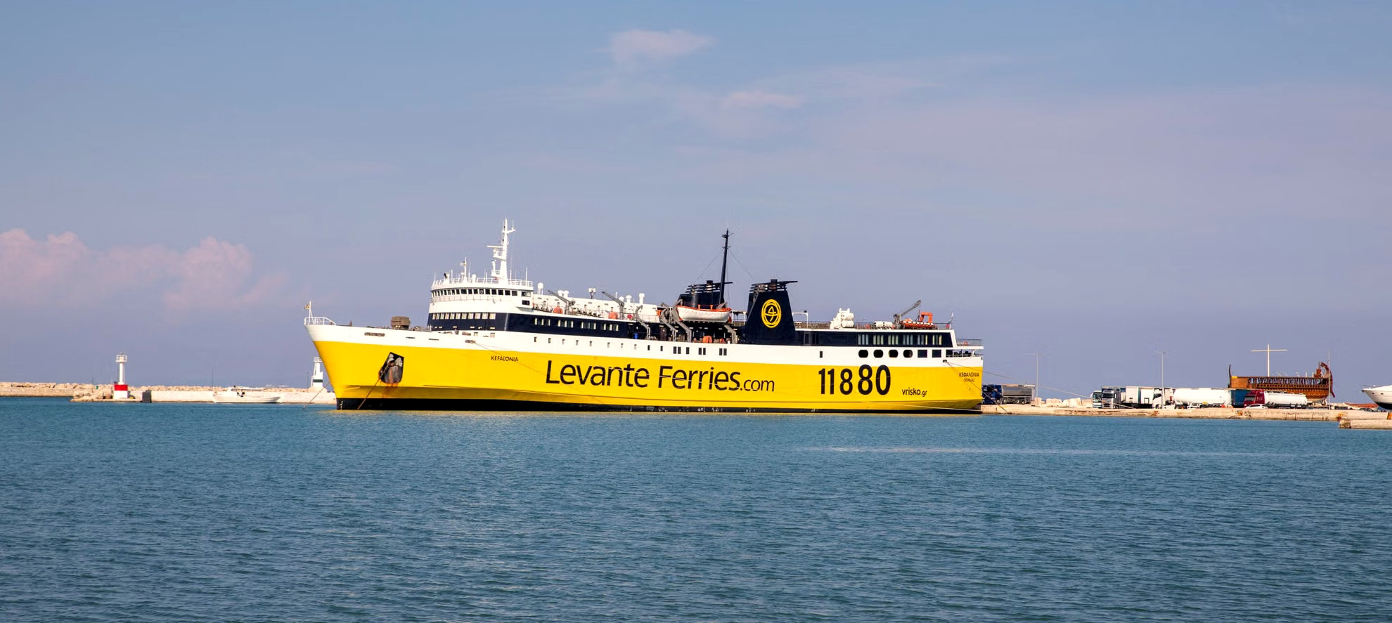 Veerboot aan de kade in een Griekse haven vóór het inschepen - Griekenland