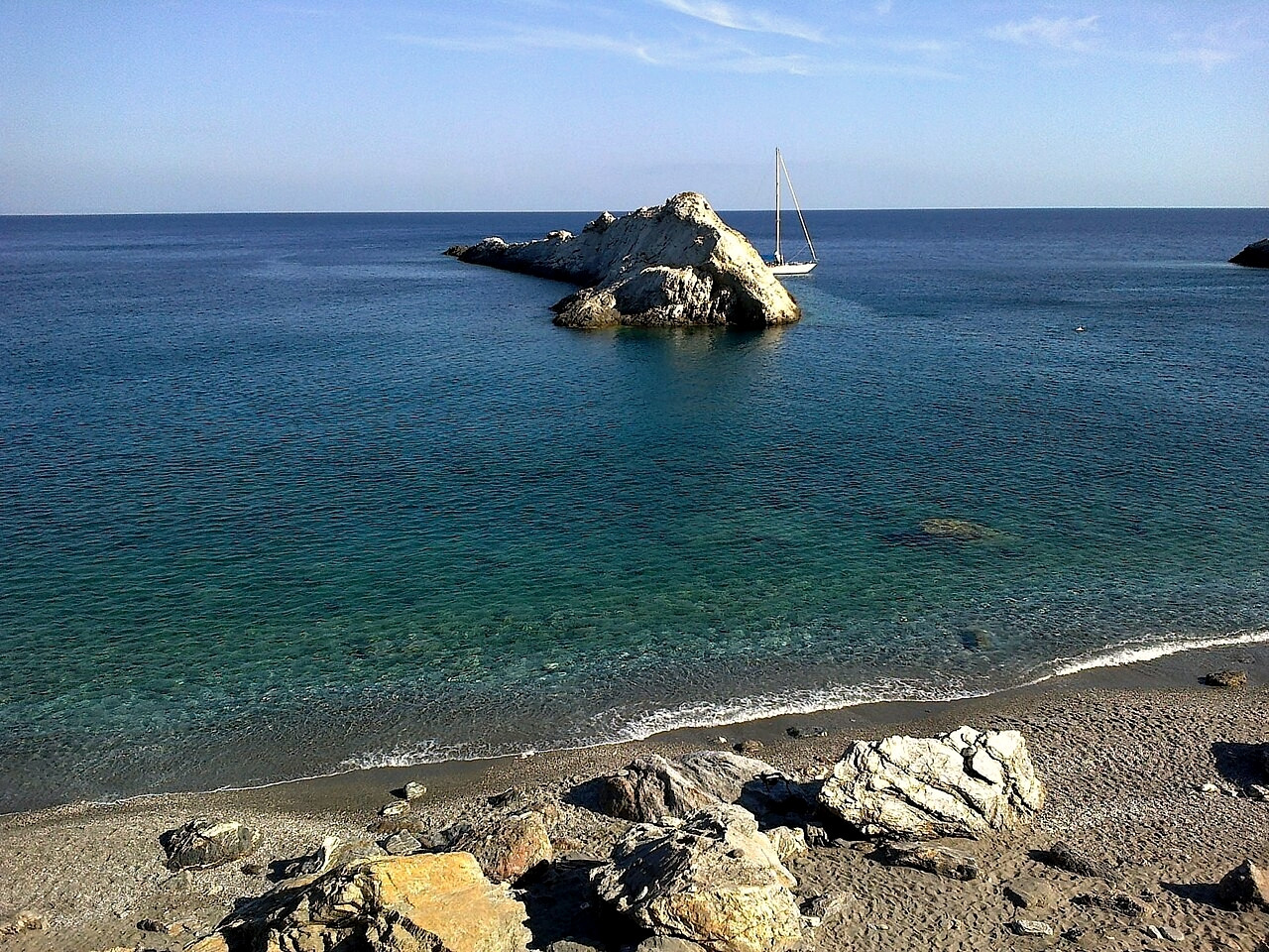 Ongerepte baai met kristalhelder water op Folegandros - Cycladen - Griekenland