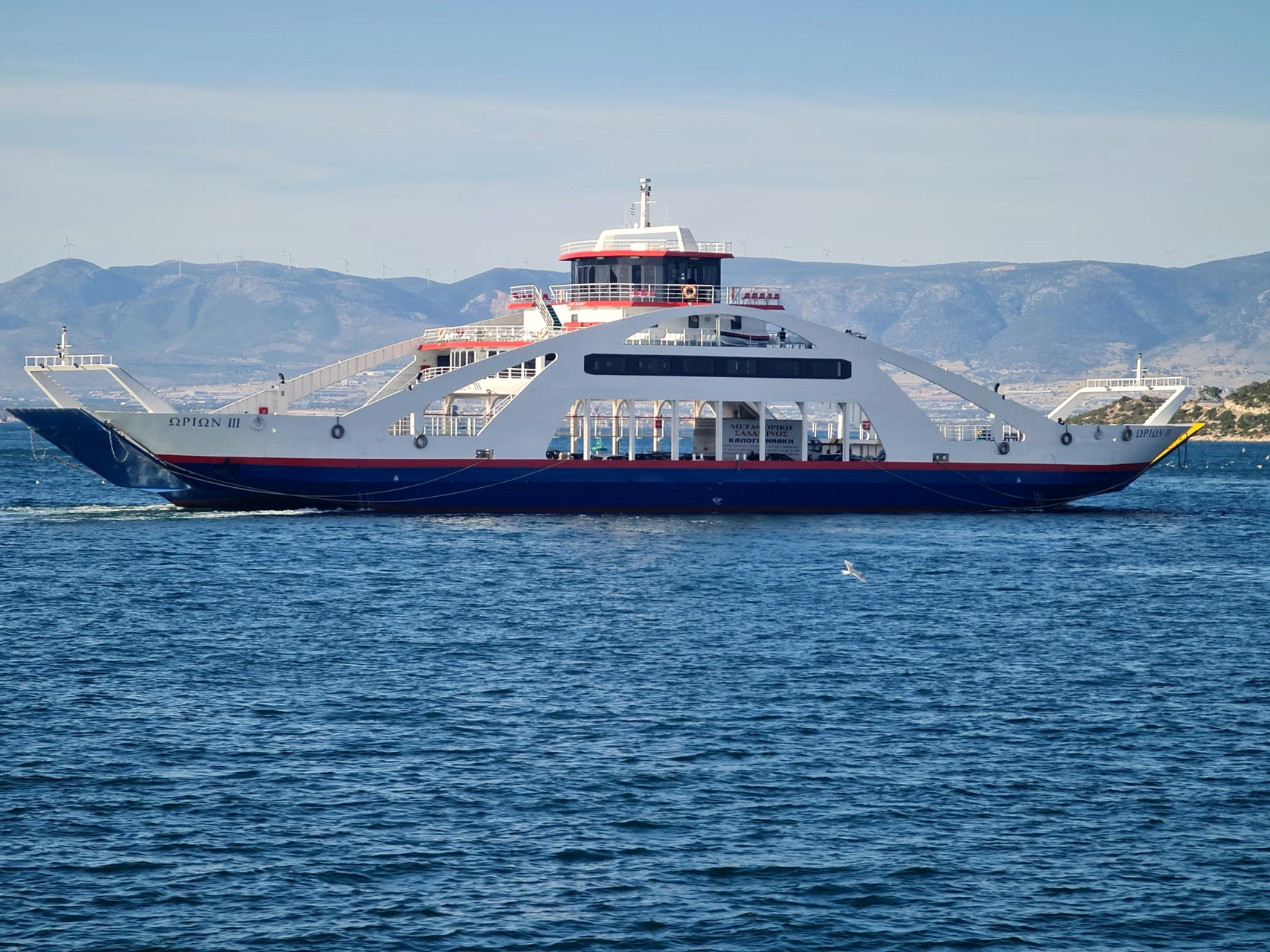 Veerboot op de Egeïsche Zee tussen de eilanden - Griekenland