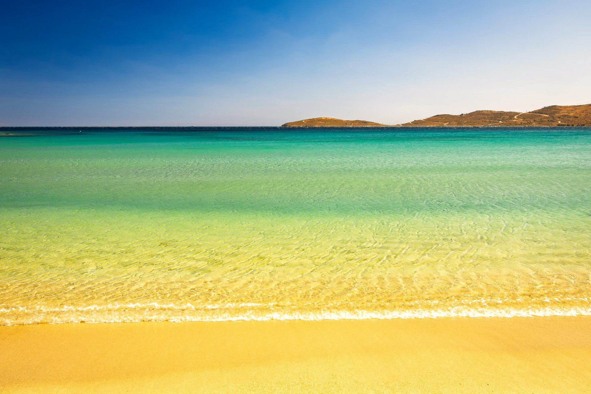 Strand met turkooizen water onder de zomerzon - Griekse eilanden - Griekenland