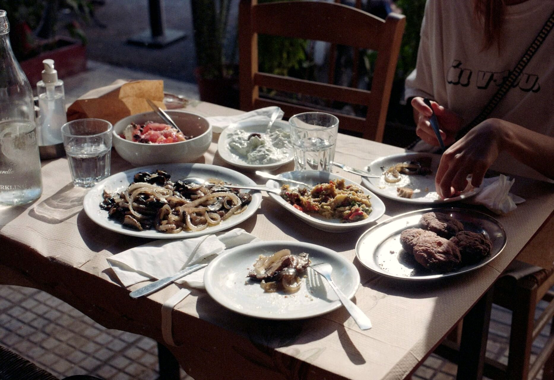 Tafel van een Griekse taverna in de openlucht, gerechten om te delen - Griekenland