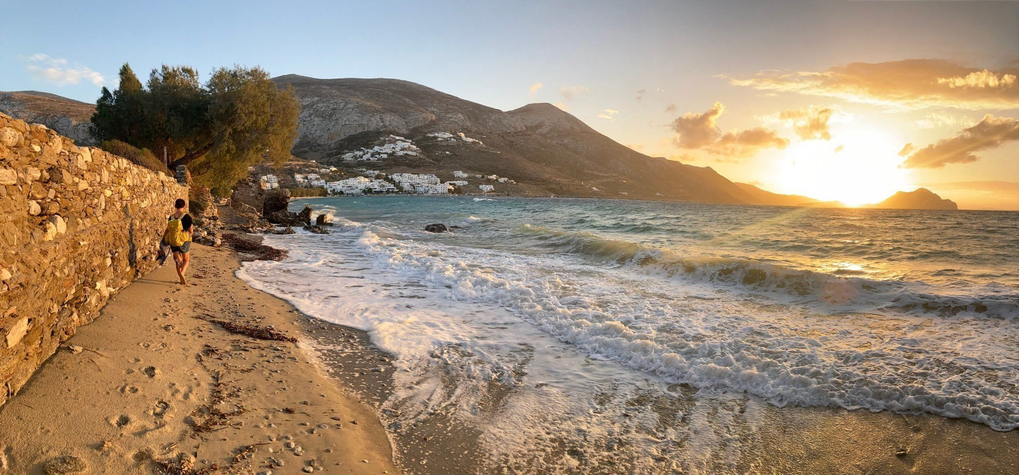 Randonneur sur la plage au coucher du soleil - Amorgos - Cyclades, Grèce © Willy Valette