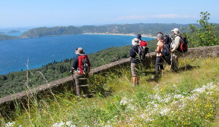 Randonneurs au-dessus de la baie d'Agios Georgios - Corfou - Îles Ioniennes, Grèce