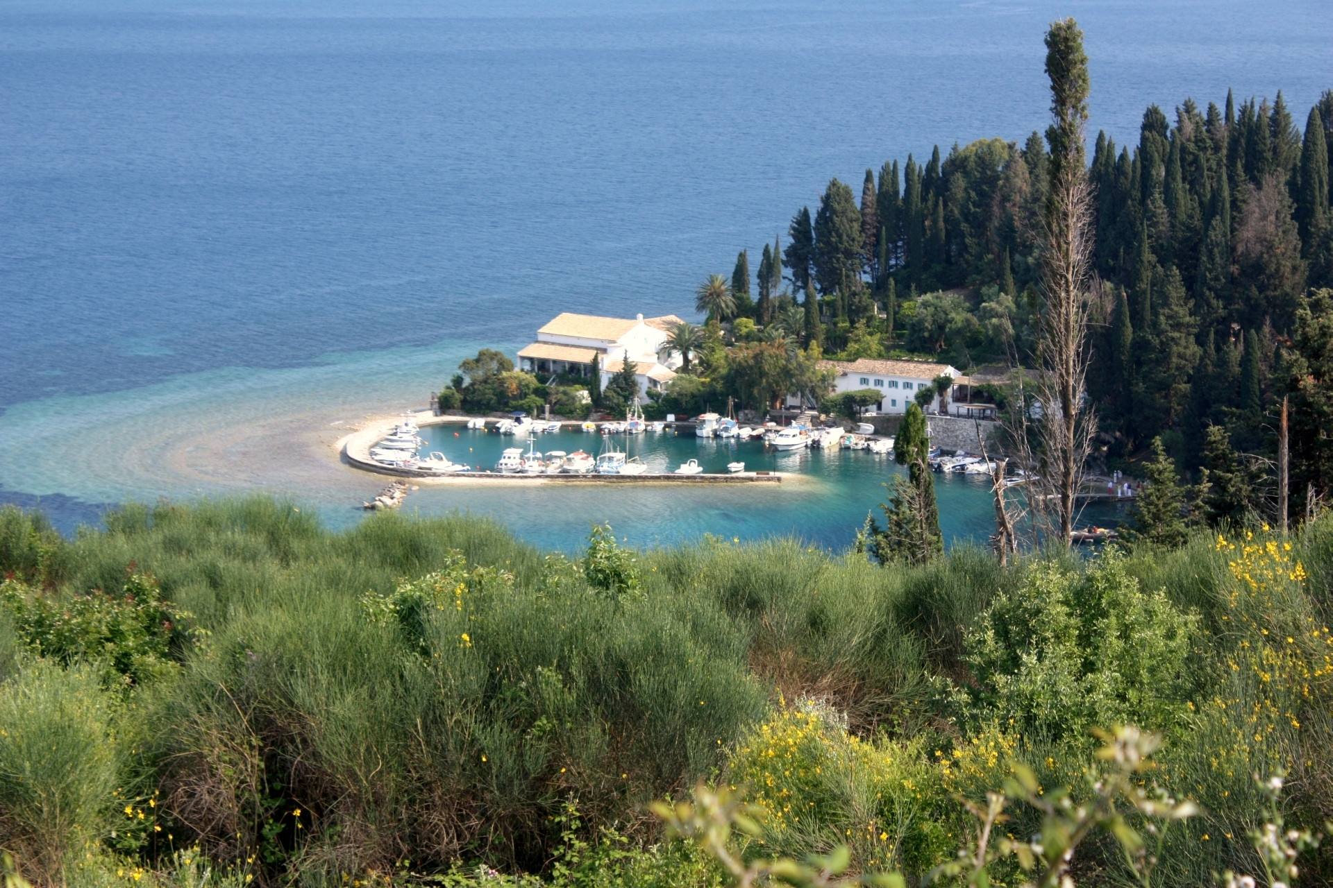 Hoefijzervormige haven van Kouloura - Corfu - Griekenland © Hombre / Wikimedia (CC BY-SA 3.0)