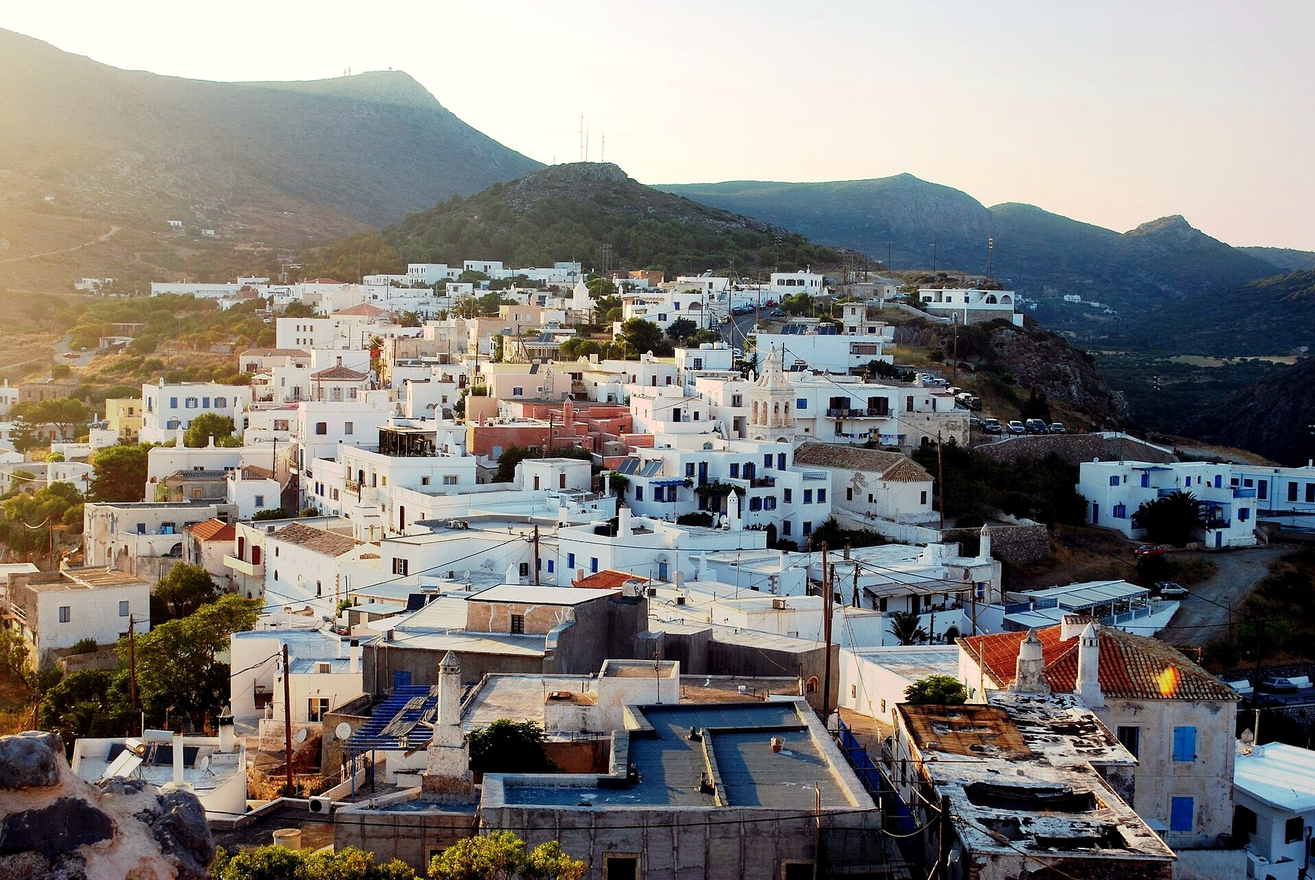 © Comzeradd, Wikimedia Commons (CC BY-SA 3.0) Wit dorp Chora, trapsgewijs boven de zee - Kythira - Griekenland © Comzeradd / Wikimedia (CC BY-SA 3.0)