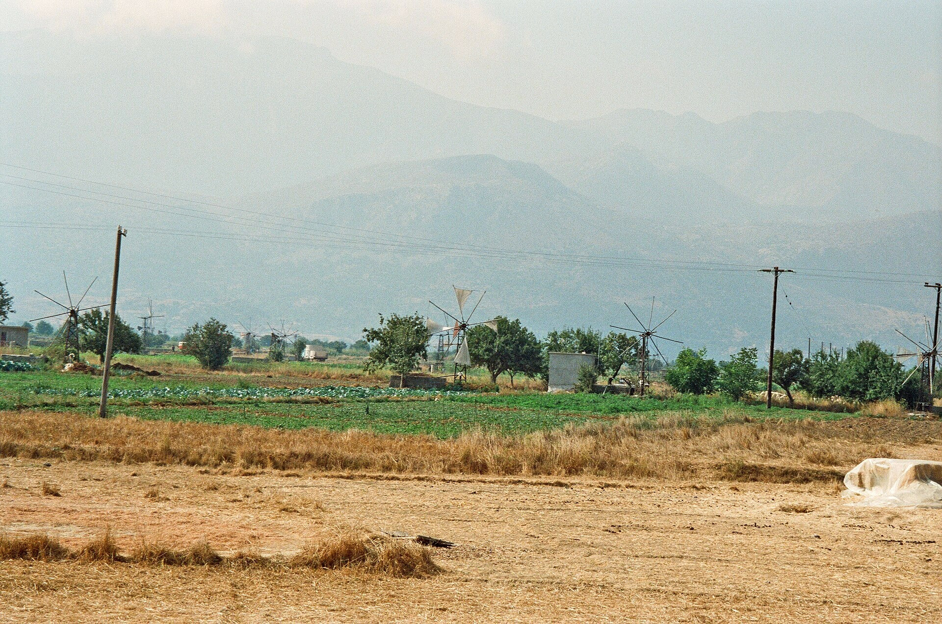 © Herbert wie, Wikimedia Commons (CC BY-SA 4.0) Het Lassithiplateau met zijn landbouwgronden, omringd door bergen - Kreta - Griekenland © Herbert wie / Wikimedia (CC BY-SA 4.0)