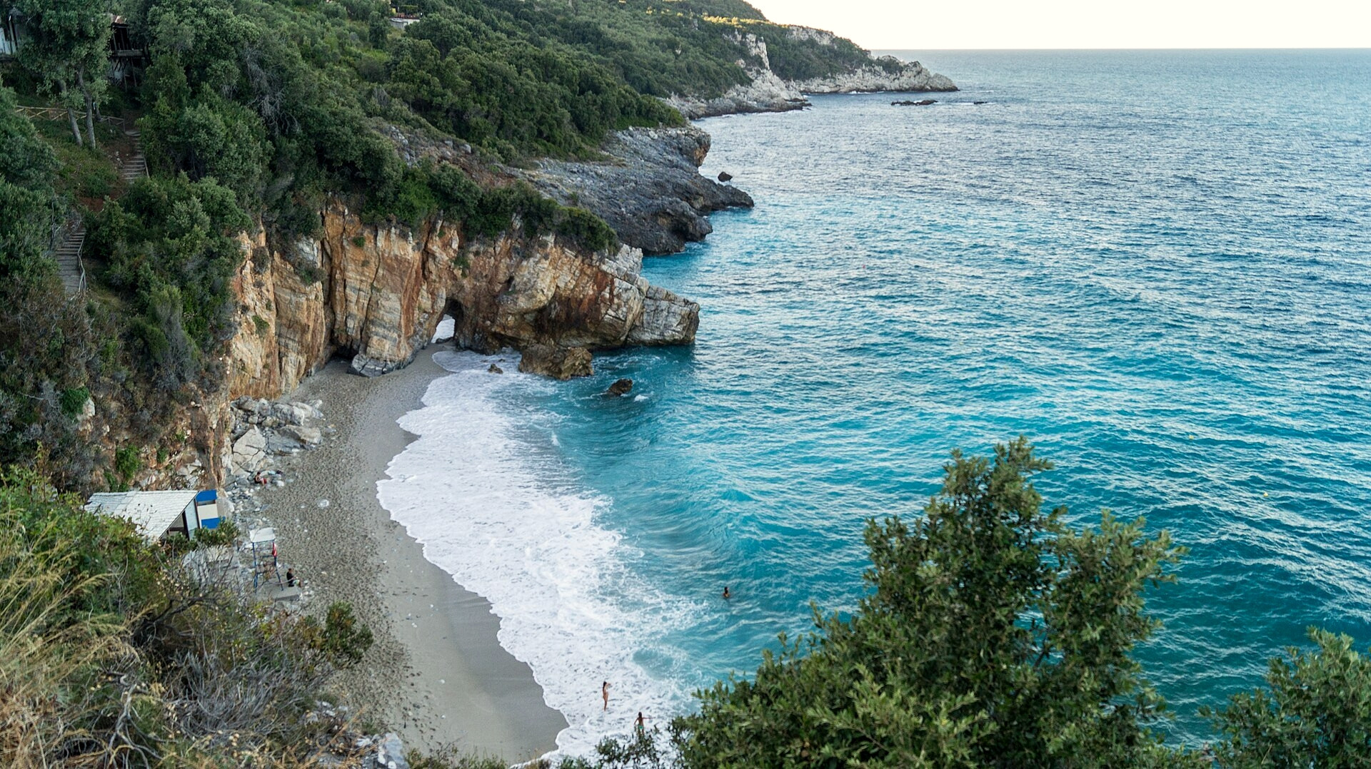 Strand Mylopotamos en de turquoise baai - Pelion, Thessalië - Griekenland
