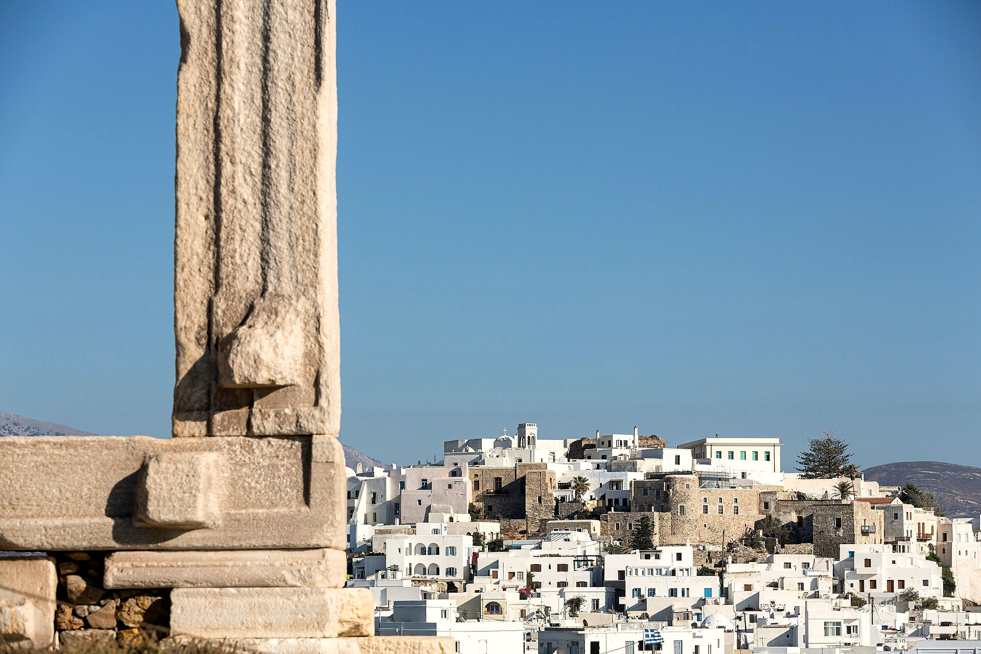 © Manfred Werner (Tsui), Wikimedia Commons (CC BY-SA 4.0) De Portara en de witte oude stad van Naxos - Cycladen, Griekenland © Manfred Werner (Tsui) / Wikimedia (CC BY-SA 4.0)