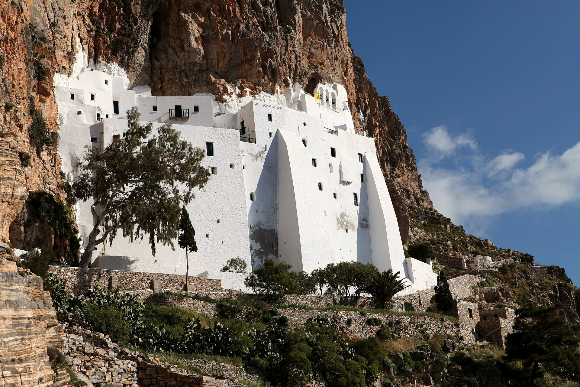 Klooster Panagia Hozoviotissa, vastgeklampt aan de rotswand - Amorgos, Cycladen - Griekenland
