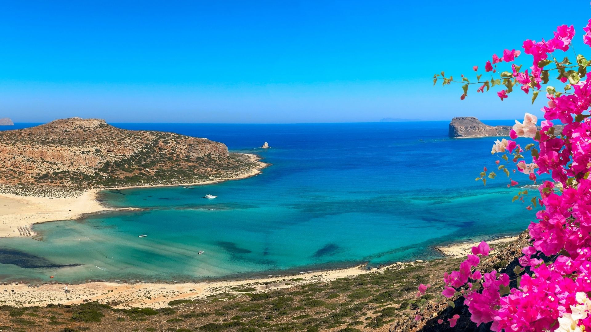 Turquoise lagune van Balos en bougainvillea - Kreta - Griekenland