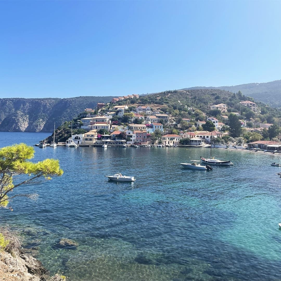 © Juliette Vuillecard De haven van Assos en zijn turquoise baai - Kefalonia - Griekenland