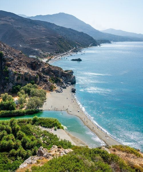 © Adobe Stock Het strand van Myrtos, verscholen tussen twee kliffen - Kefalonia - Griekenland