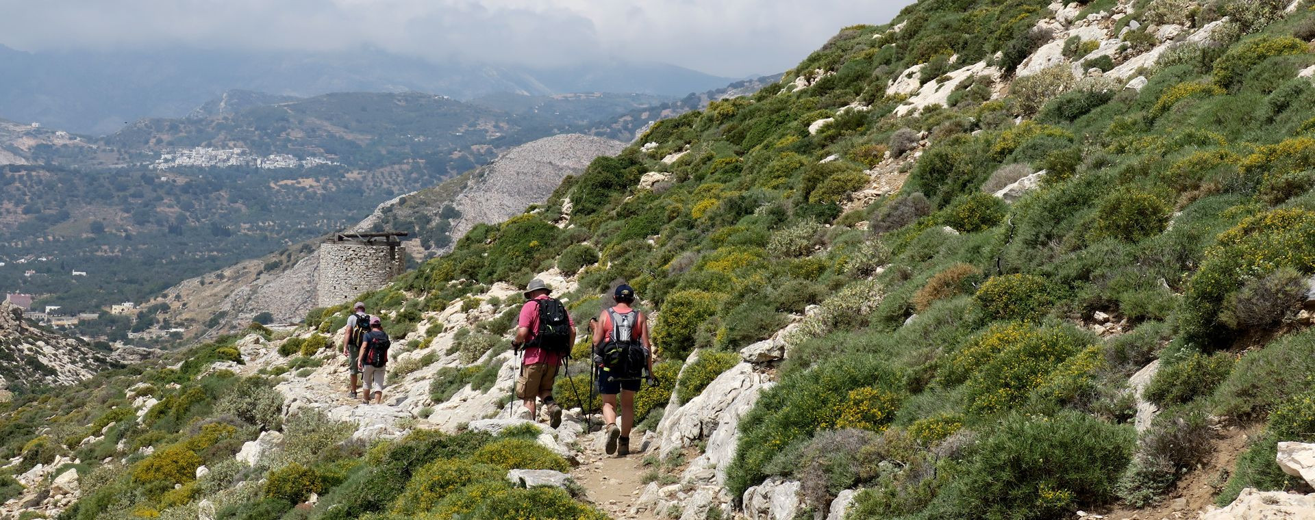 Wandelaars op een kampad - Naxos, Cycladen - Griekenland