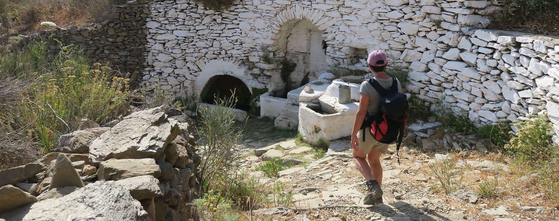 Wandelaar bij een stenen fontein - Amorgos - Griekenland