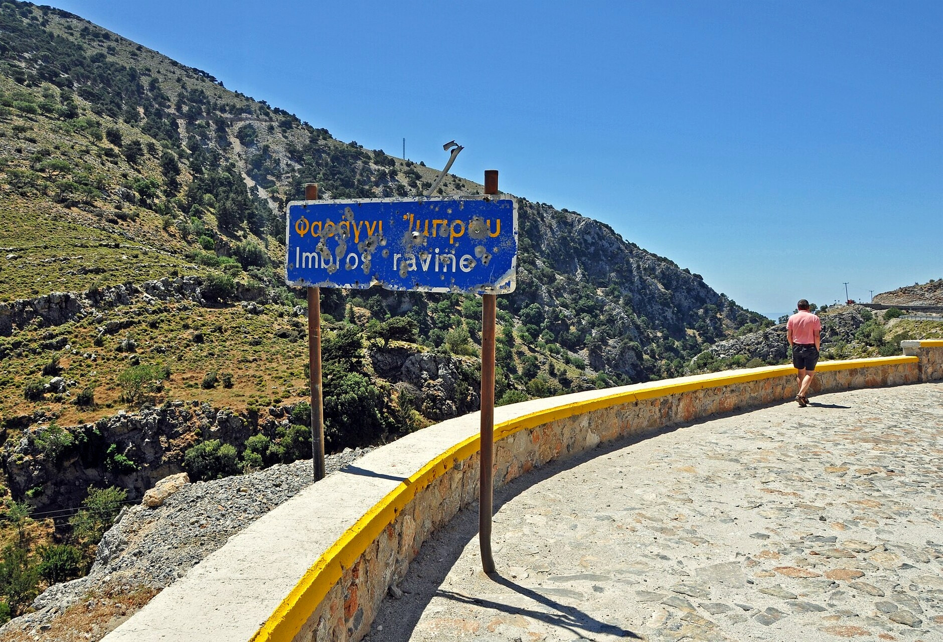 Wandelaar bij de ingang van de Imbros-kloof - Kreta - Griekenland © Marc Ryckaert / Wikimedia (CC BY 3.0)