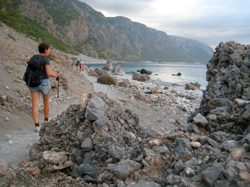 Wandelaars op een kustpad - Kreta - Griekenland