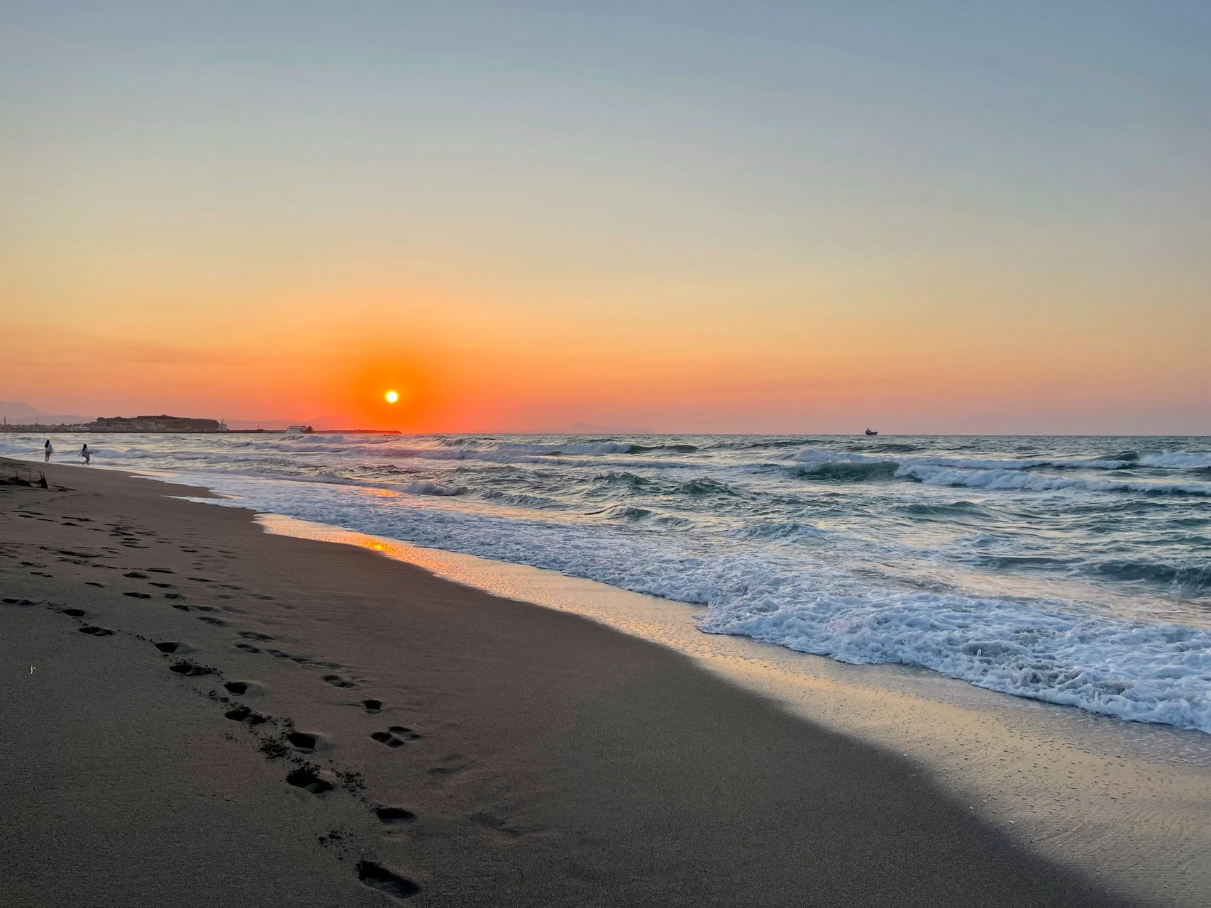 Zonsondergang op een verlaten strand - Rethymno, Kreta - Griekenland