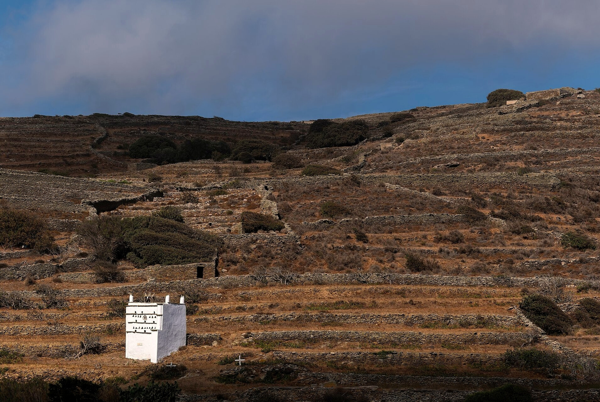 Witte duiventil tussen de terrassen van Tarambados - Tinos - Cycladen, Griekenland © Jules Verne Times Two / Wikimedia (CC BY-SA 4.0)