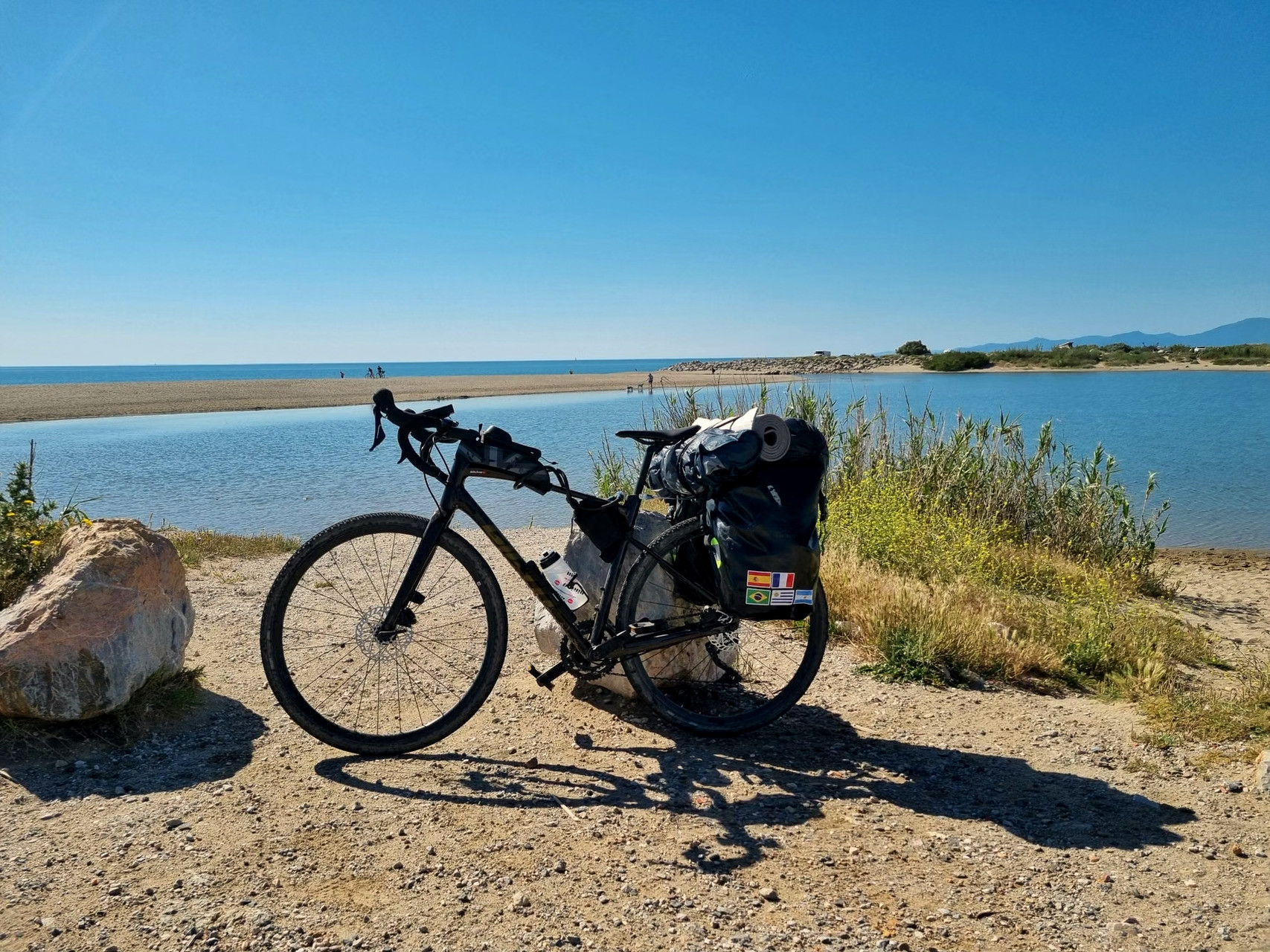 Bepakte reisfiets op een kustweg - Griekenland