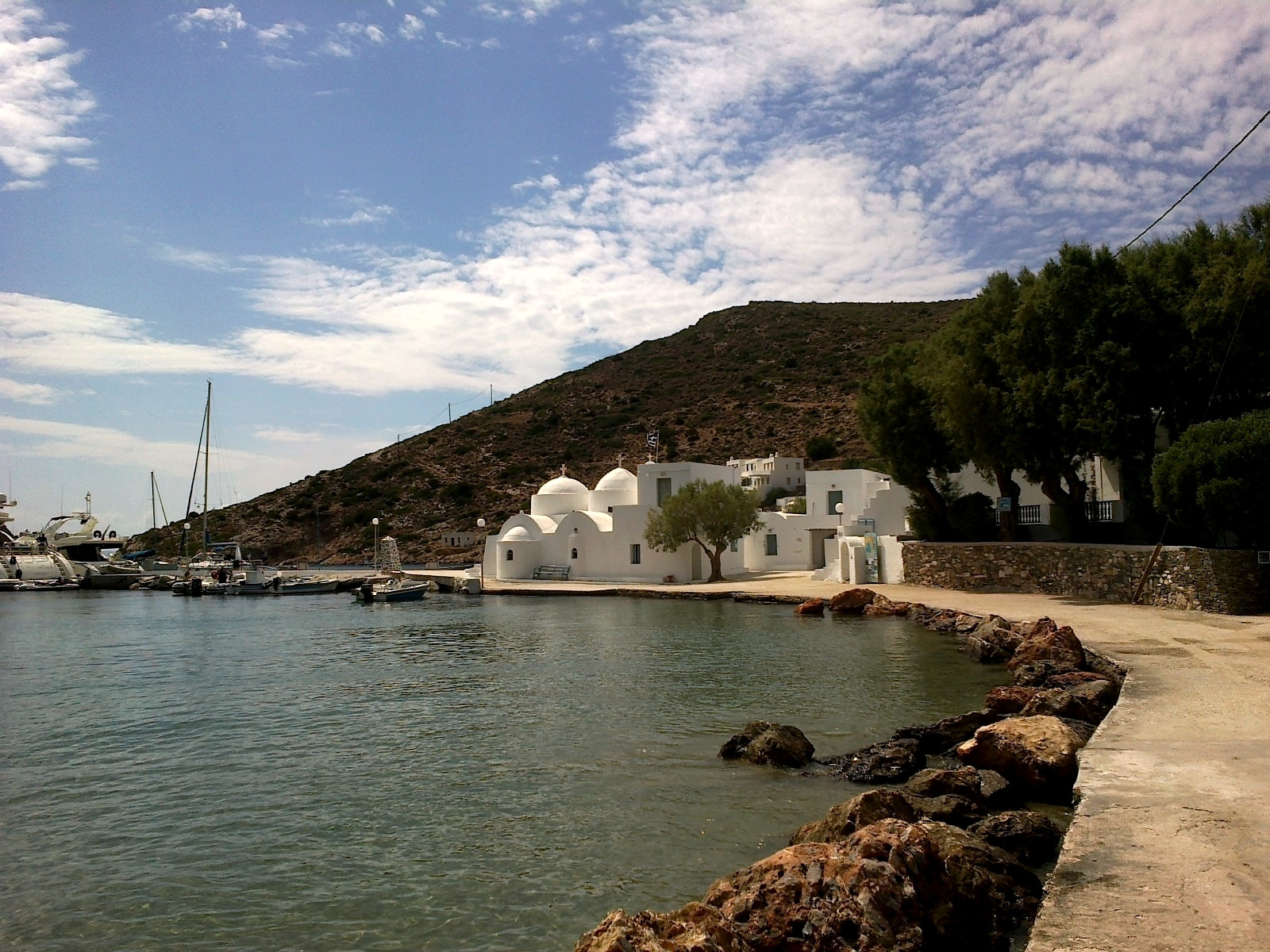 Baai van Vathy en het klooster - Sifnos, Cycladen - Griekenland © rene boulay / Wikimedia (CC BY-SA 3.0)