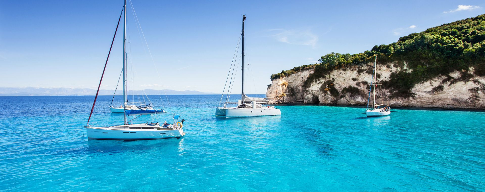 Zeilboten voor anker in een baai op Paxos - Ionische eilanden - Griekenland