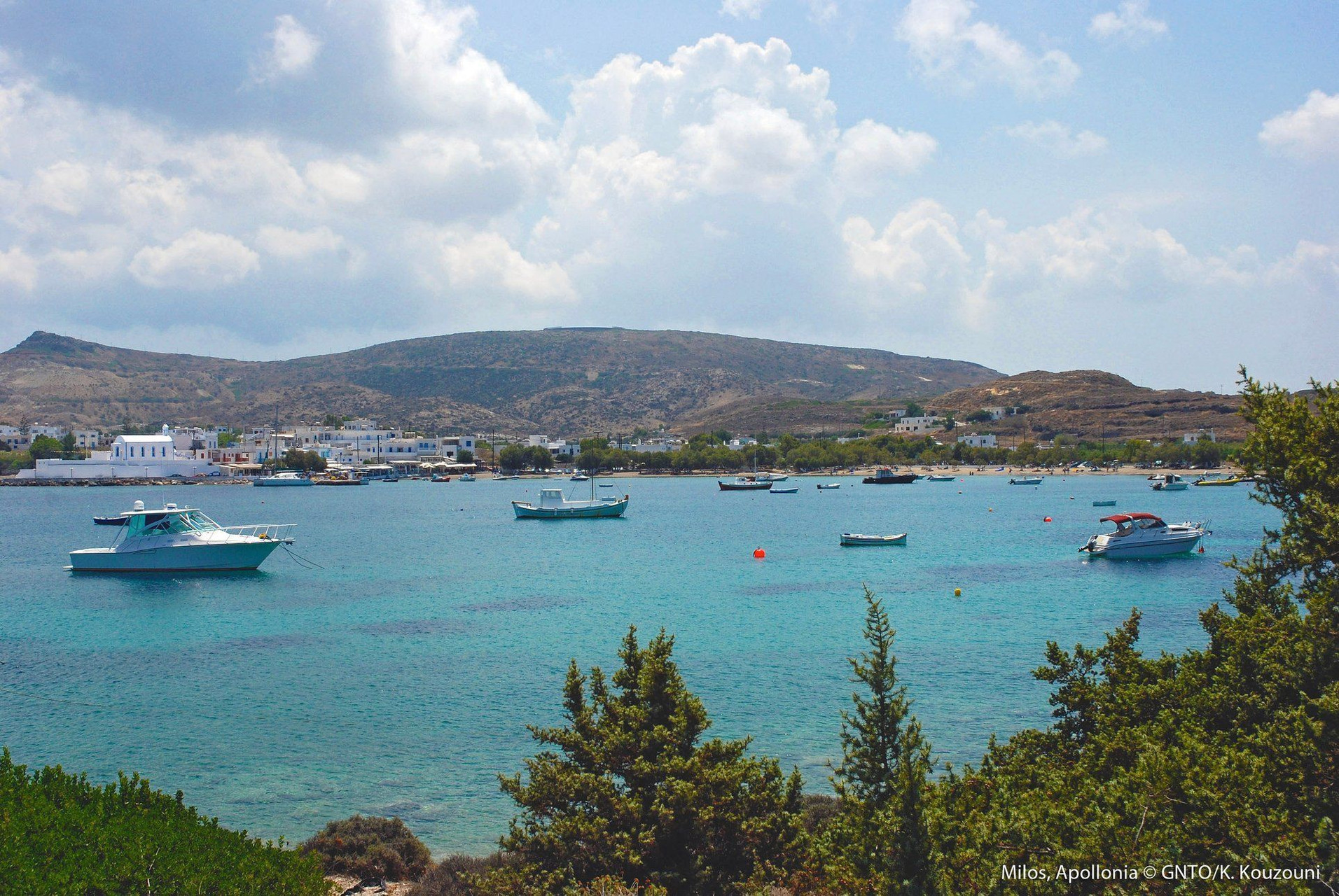 Bateaux dans la baie d'Apollonia - Milos - Cyclades - Grèce