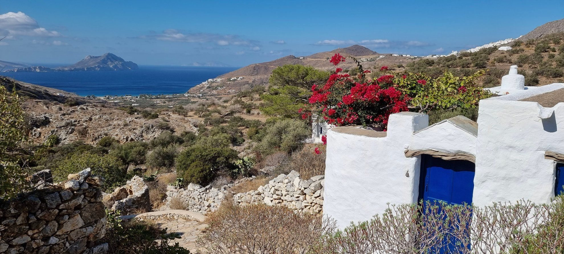 Chapelle blanche et bougainvillier face à la mer - Amorgos - Cyclades, Grèce © AM Billault