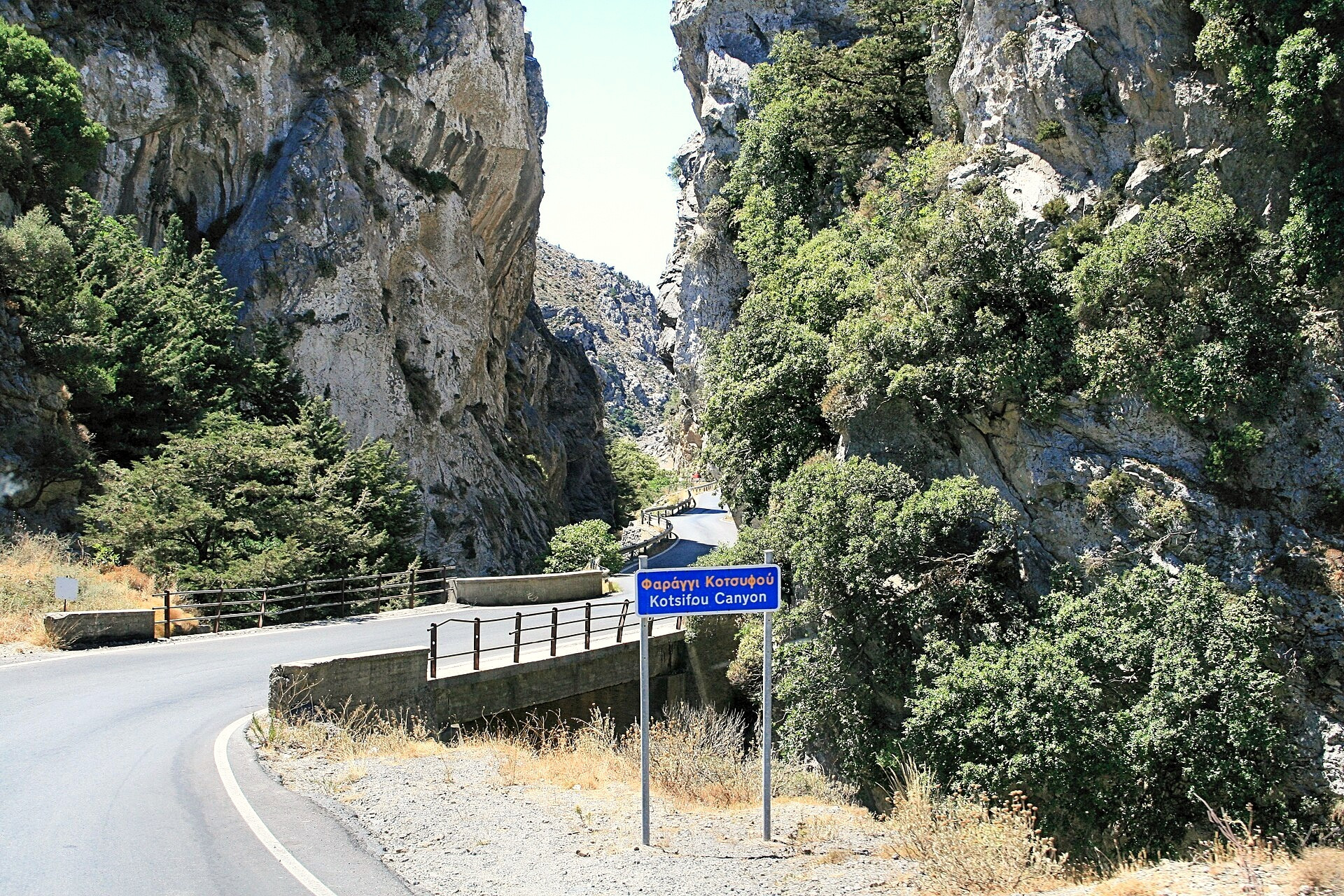 © Lapplaender, Wikimedia Commons (CC BY-SA 3.0) Bochtige weg door de Kotsifoukloof - Kreta - Griekenland © Lapplaender / Wikimedia (CC BY-SA 3.0)